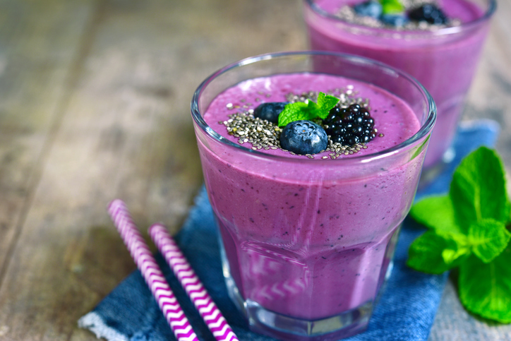 Smoothie fruits des bois dans un verre transparent sur une table en bois