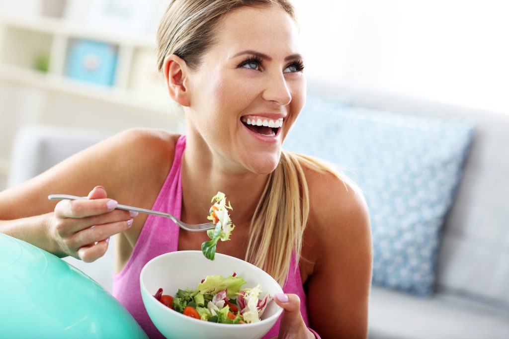 jeune femme mangeant une salade adaptée au régime pegan