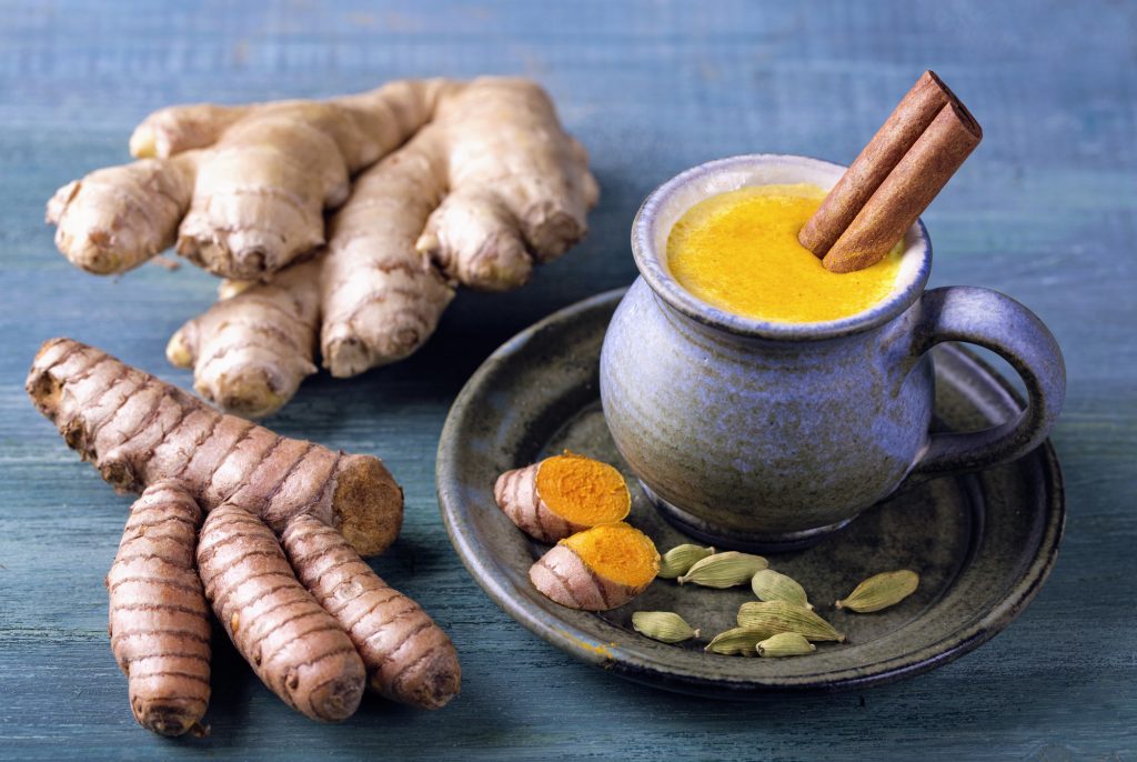 Lait doré, boisson à base de curcuma et d'épices pour perdre du poids avec l'Ayurveda