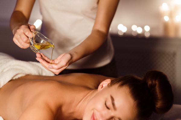 Ayurveda et endométriose massage dos à l'huile ayurvédique