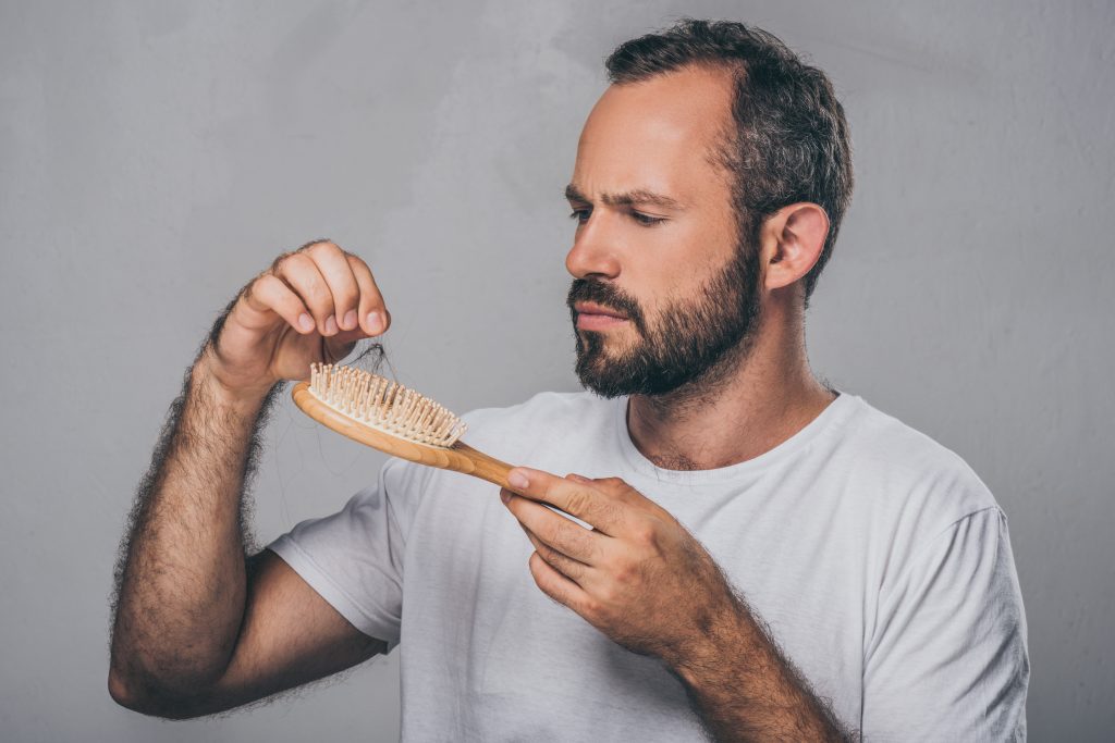 Ayurveda et perte de cheveux - après le brossage, beaucoup de cheveux restent coincés dans la brosse, signe de chute de cheveux