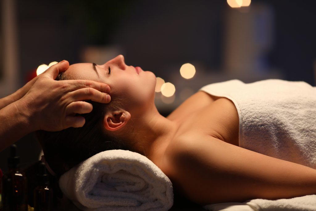 Ayurveda et perte de cheveux - massage de la tête reposant et favorisant la circulation sanguine