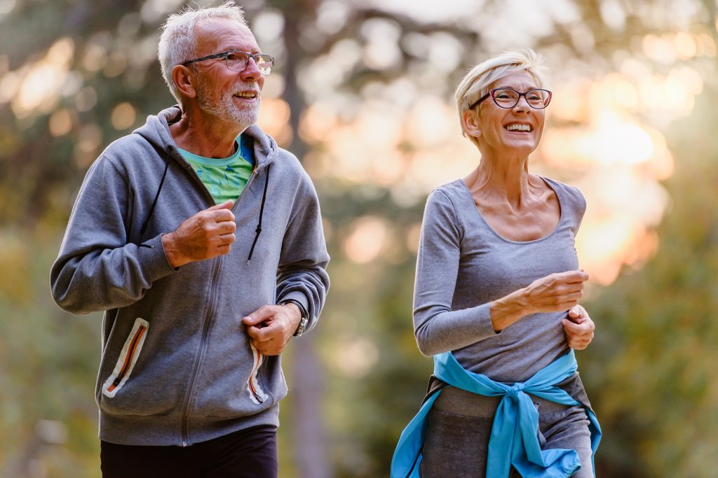 un couple de personnes âgées pratiquant le jogging doux