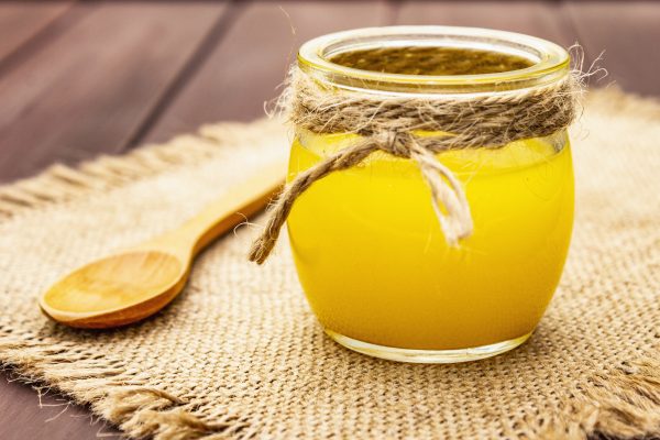 L'Ayurveda contre le psoriasis, pot de Ghee avec une cuillère en bois