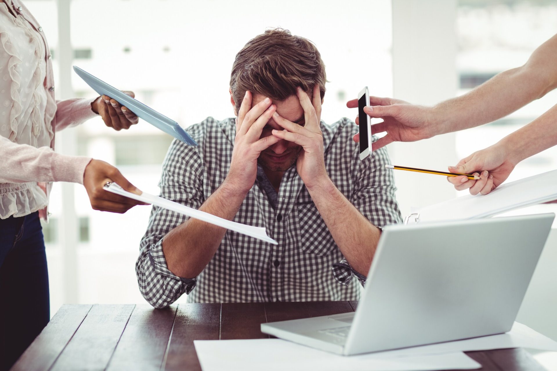 L'Ayurveda contre le stress, un homme d'affaires stressé au travail