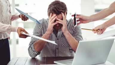 L'Ayurveda contre le stress, un homme d'affaires stressé au travail