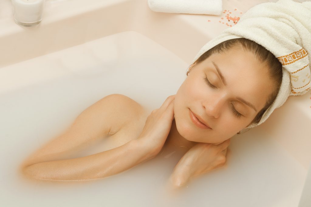 L'Ayurveda contre les troubles du sommeil, une femme fermant les yeux dans son bain avec une serviette sur la tête