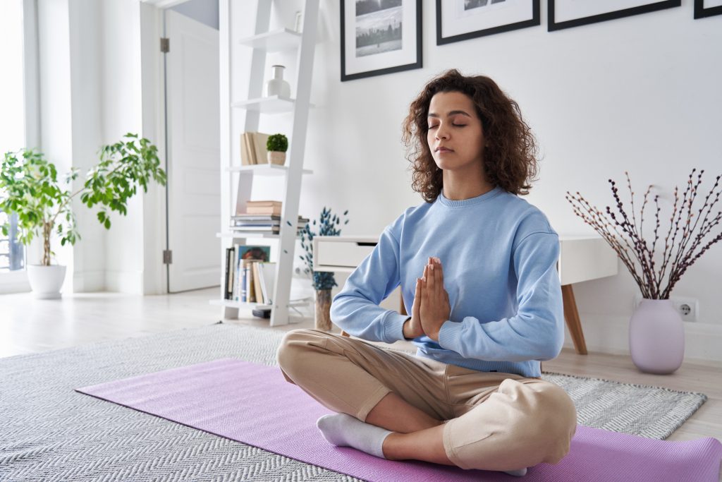 Ayurveda et fertilité, une femme en position de yoga et médiation