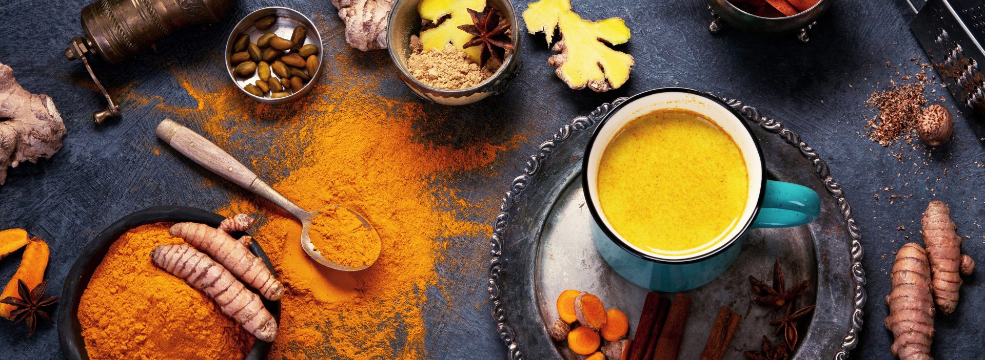 Ayurveda contre le rhume, épices et infusion présentées sur une table