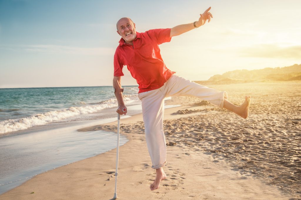 Lutter contre l'arthrose par l'exercice physique, un homme qui saute au bord de la plage